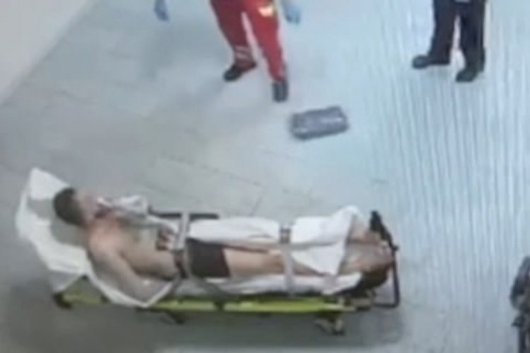 Elleri bağlı sedyede yatan g&ouml;&ccedil;meni b&ouml;yle darp etti