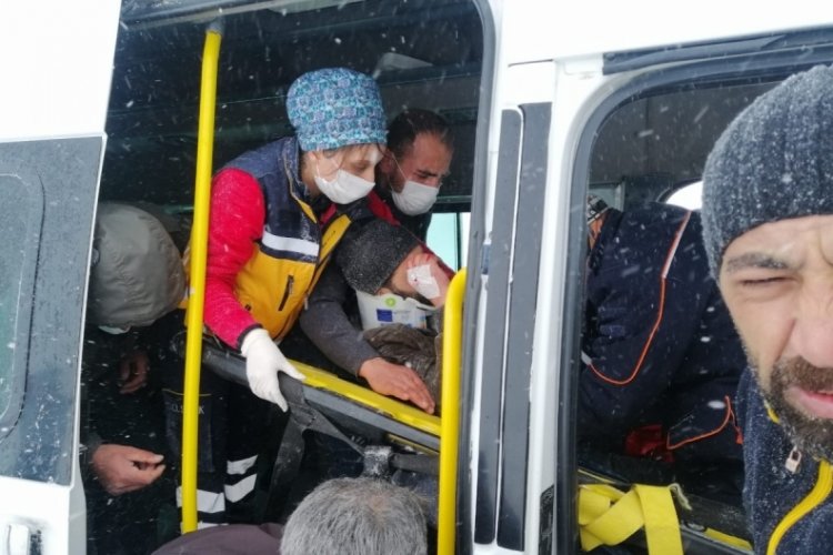 İki minib&uuml;s kafa kafaya &ccedil;arpıştı: 17 yaralı