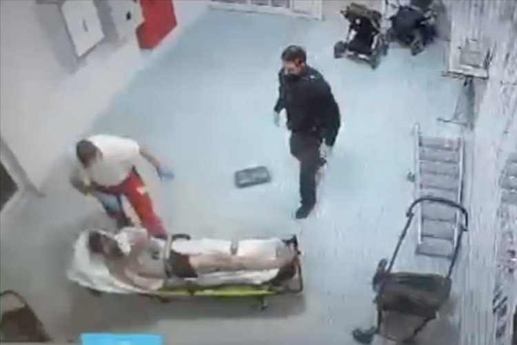 Almanya'da sağlık g&ouml;revlisinin sedyede yatan Suriyeli sığınmacıyı yumruklaması tepkilere yol a&ccedil;tı