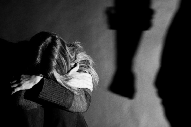 "Erkekler akşam 6'dan sonra sokağa &ccedil;ıkmamalı"