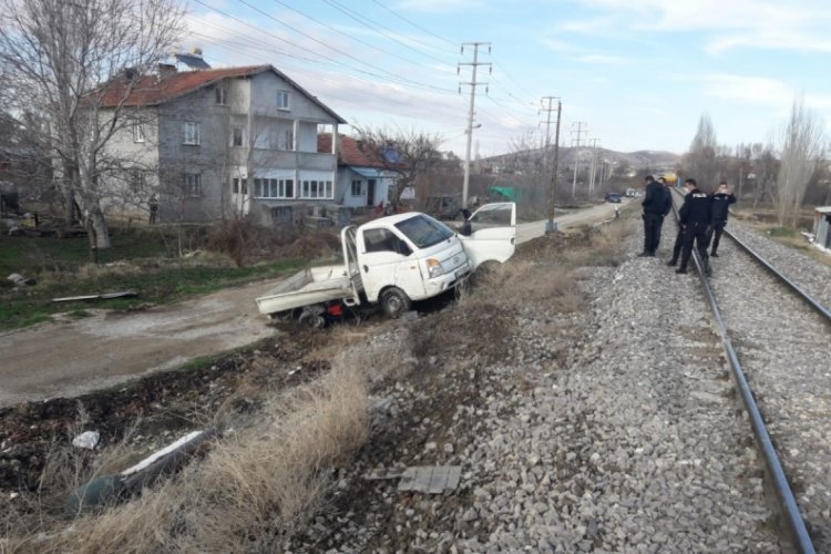 Lokomotif ile kamyonet &ccedil;arpıştı: 1 yaralı