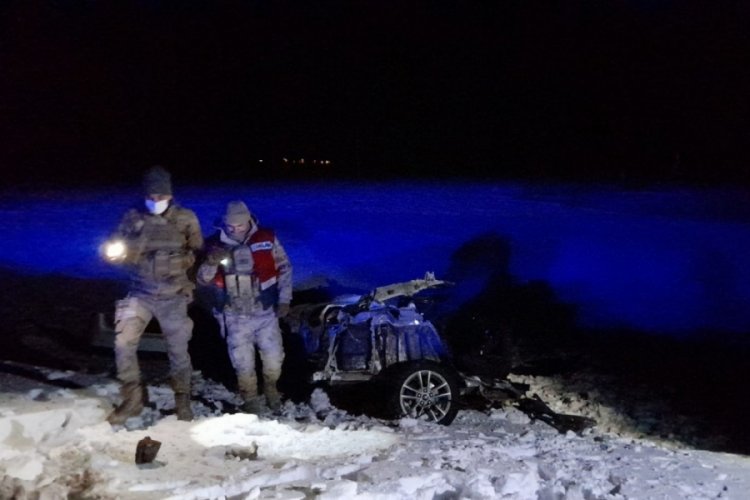 Otob&uuml;sle &ccedil;arpışan otomobil ikiye b&ouml;l&uuml;nd&uuml;:1 &ouml;l&uuml;