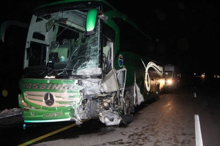 Otob&uuml;sle &ccedil;arpışan otomobil ikiye b&ouml;l&uuml;nd&uuml;: 1 &ouml;l&uuml;, 2 yaralı