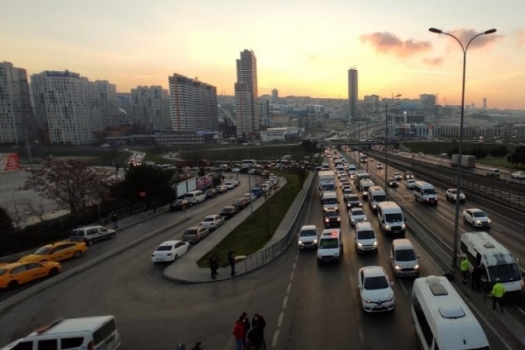E-5'te servis minib&uuml;s&uuml; ile otomobil &ccedil;arpıştı: 8 yaralı