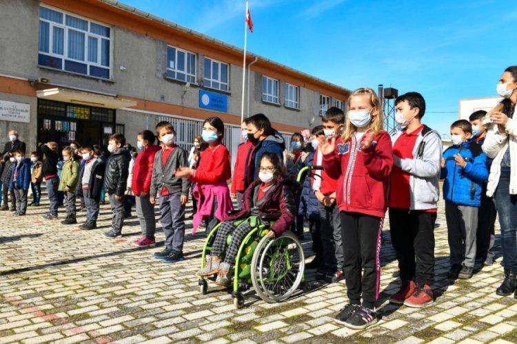 Bursa'da bandodan minik öğrencilere moral konseri