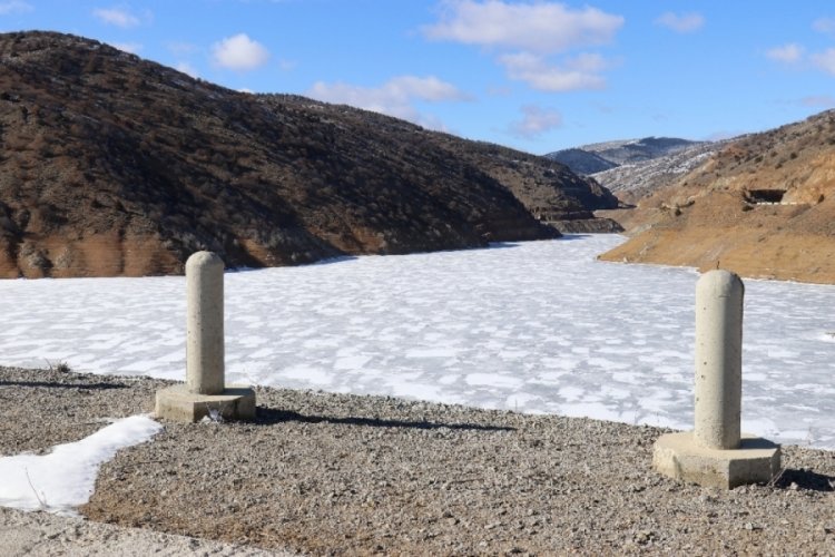 Soğuk hava baraj g&ouml;l&uuml;n&uuml; dondurdu