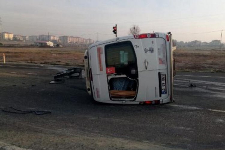 Tekirdağ'da minib&uuml;sle hafriyat kamyonu &ccedil;arpıştı: 6 yaralı