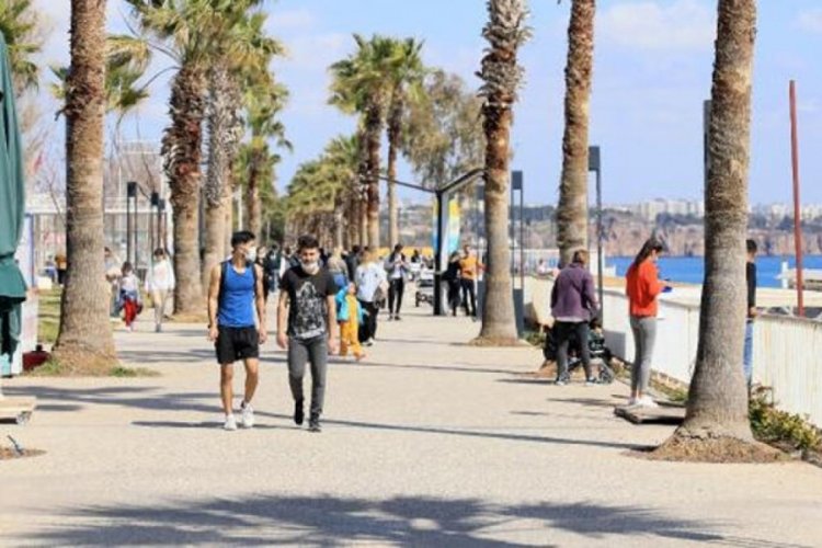 Antalya'da vatandaş sahile akın etti