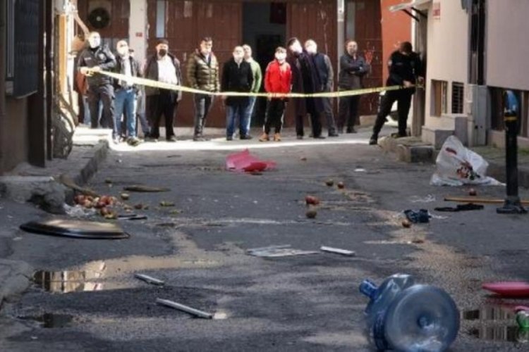 Kriz ge&ccedil;irip evdeki eşyaları sokağa attı