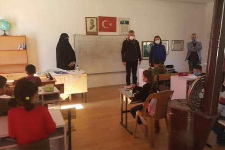 İmamın eşinin &ccedil;arşafla derse girmesi hakkında soruşturma
