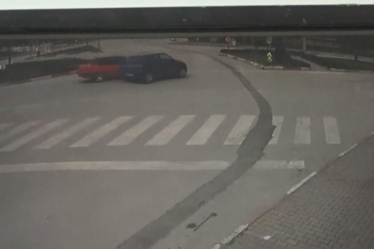 Bursa'da iki otomobil b&ouml;yle &ccedil;arpıştı: 2 yaralı