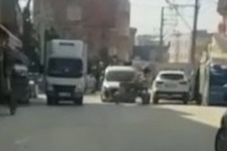 Bursa'da başıboş at arabası otomobille &ccedil;arpıştı