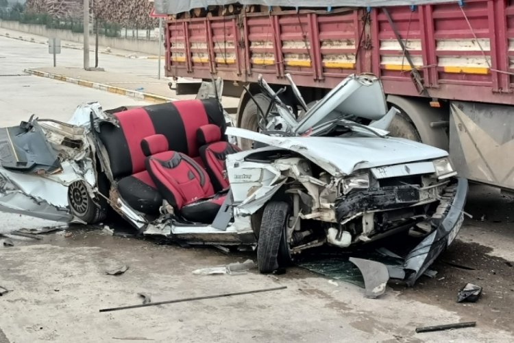 İki tırın arasında kaldı: 1 &ouml;l&uuml;