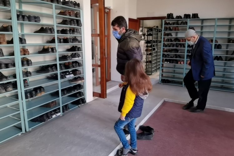 Bursa'da Suriyeli k&uuml;&ccedil;&uuml;k Ziyad, k&ouml;r olan babasının g&ouml;z&uuml; oldu