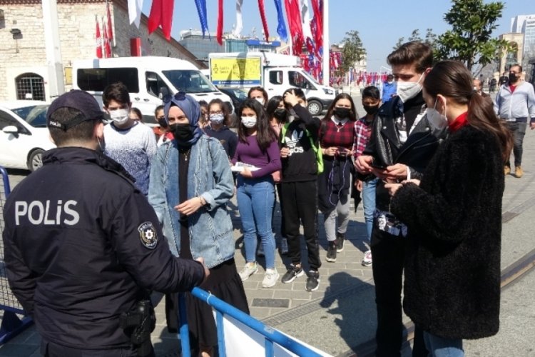 Taksim'de turistler maske ve sosyal mesafe kuralını hi&ccedil;e saydı
