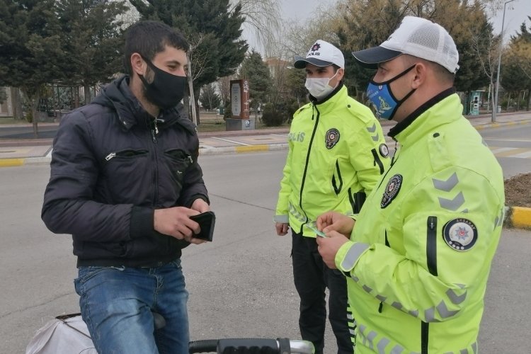 Ters şeride giren bisikletli: Motorlu ara&ccedil; olmayınca ceza yemem bununla