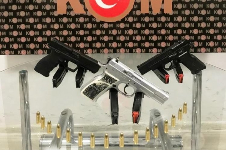 K&uuml;tahya'da bir ara&ccedil;ta 3 ruhsatsız tabanca ele ge&ccedil;irildi