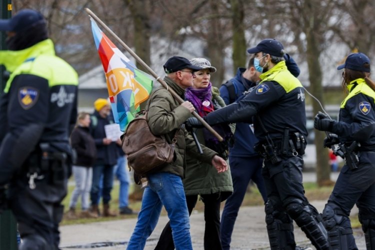 Hollanda'da genel se&ccedil;im &ouml;ncesi h&uuml;k&uuml;met karşıtı protesto