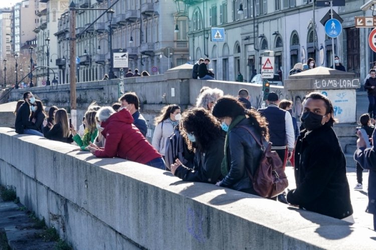 İtalya'da son 24 saatte 21 bin 315 yeni vaka