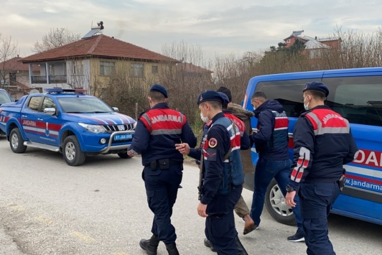 Arkadaşının abisini g&ouml;zlerinin &ouml;n&uuml;nde &ouml;ld&uuml;rd&uuml;