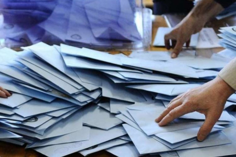 Almanya'nın ilk se&ccedil;imlerinde sandıklardan koalisyon &ccedil;ıktı