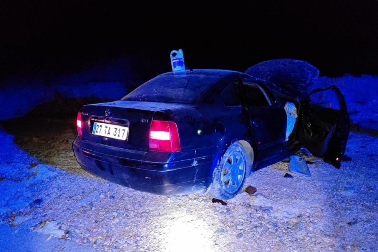 Kontrolden &ccedil;ıkan otomobil bariyerlere &ccedil;arptı