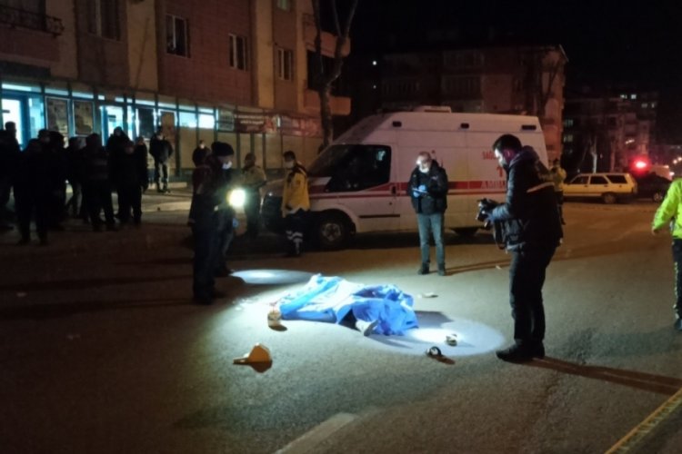 Cinayet gibi kaza! Otomobilin &ccedil;arptığı kadın hayatını kaybetti, oğlu ve kardeşi...