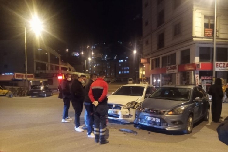 İki otomobilin &ccedil;arpıştığı kaza korkuttu