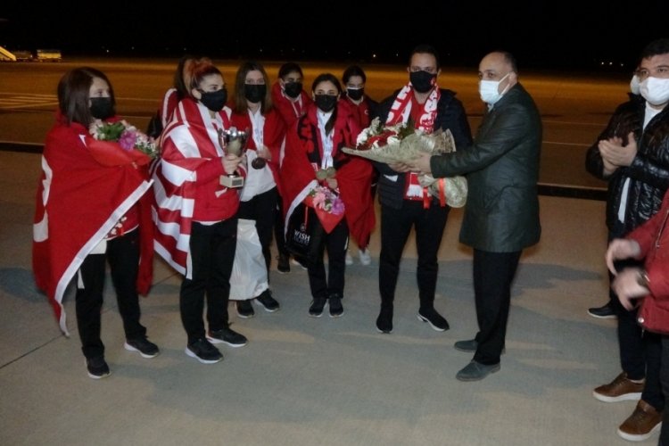 Avrupa şampiyonu &ouml;zel sporculara havalimanında coşkulu karşılama