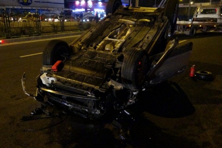 Makas attı trafiği birbirine kattı: 3'&uuml; ağır 9 yaralı