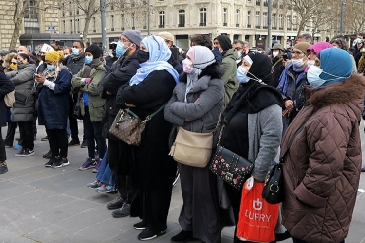 Paris'te "ayrılık&ccedil;ı" yasa tasarısı ve İslamofobi protestosu