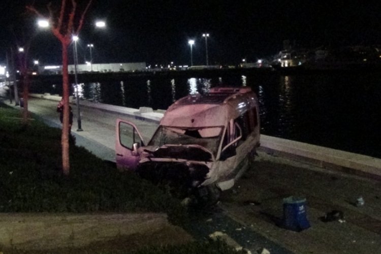 Servis minib&uuml;s&uuml; sahil bandına u&ccedil;tu: 2 ağır yaralı