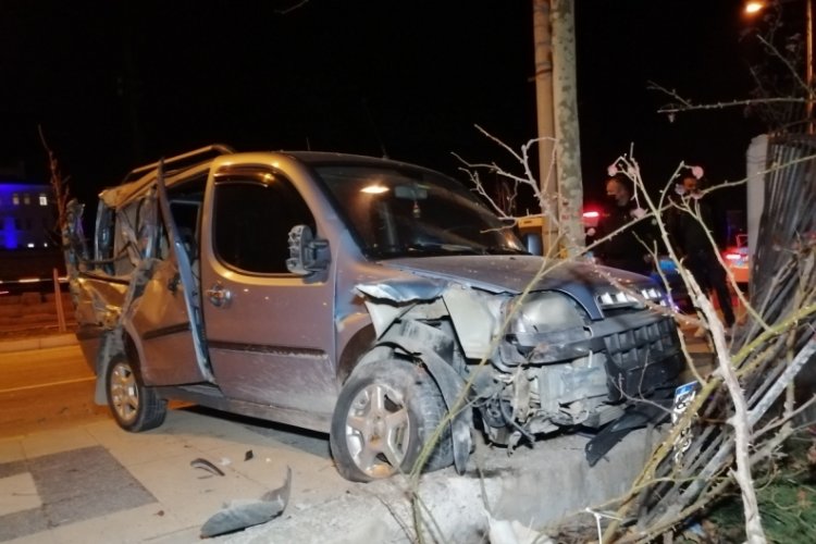 Alkoll&uuml; s&uuml;r&uuml;c&uuml; &ouml;nce kamyona sonra demir &ccedil;itlere &ccedil;arptı