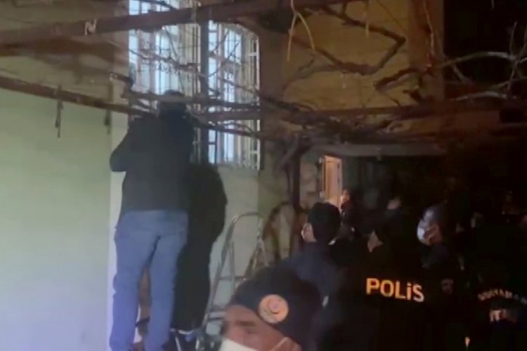 Cinnet getiren anne &ccedil;ocuğuna dehşeti yaşattı!