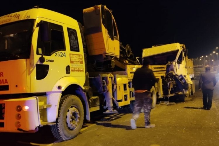 Hafriyat kamyonu park halindeki oto kurtarma aracına &ccedil;arpt