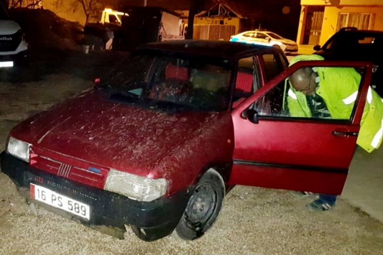 Bursa İneg&ouml;l'de polisin "dur" ihtarına uymayan s&uuml;r&uuml;c&uuml; aracını yol ortasına bırakıp ka&ccedil;tı