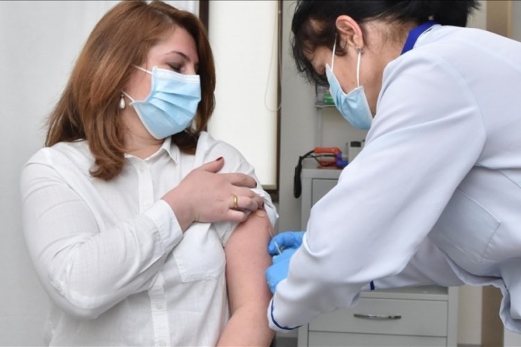 G&uuml;rcistan'da sağlık &ccedil;alışanları Kovid-19'a karşı aşılanmaya başladı
