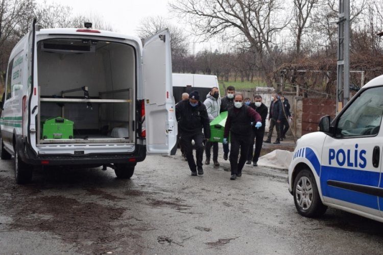 Lise &ouml;ğrencisi, babasını &ouml;ld&uuml;r&uuml;p okula gitti