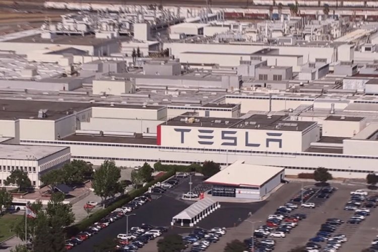 Tesla fabrikasında y&uuml;zlerce kişi Kovid-19'a yakalandı