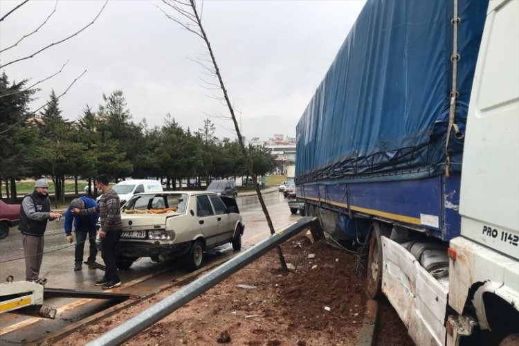 TIR, 3 otomobile &ccedil;arptı