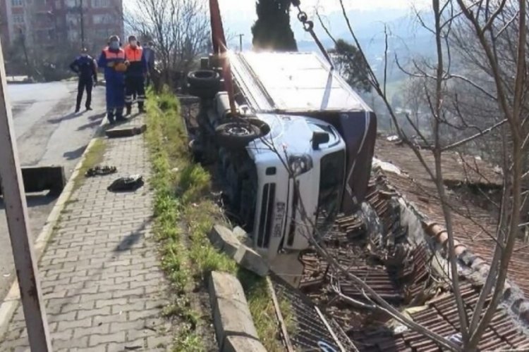 Babasından izinsiz aldığı kamyonetle &ccedil;atıya u&ccedil;tu