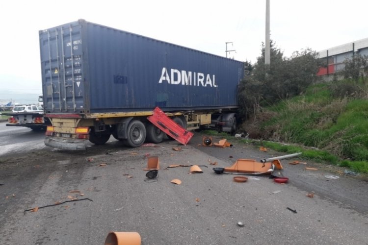 İzmir'de faciadan d&ouml;n&uuml;ld&uuml;: İki tır ile kamyon &ccedil;arpıştı
