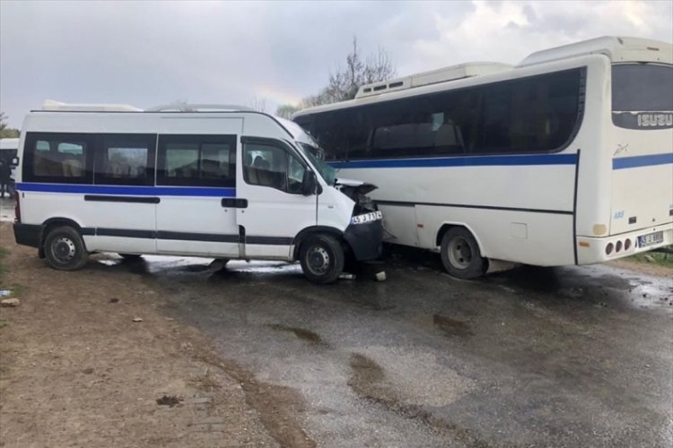 Tarım iş&ccedil;ilerini taşıyan iki servis aracı &ccedil;arpıştı: 10 yaralı