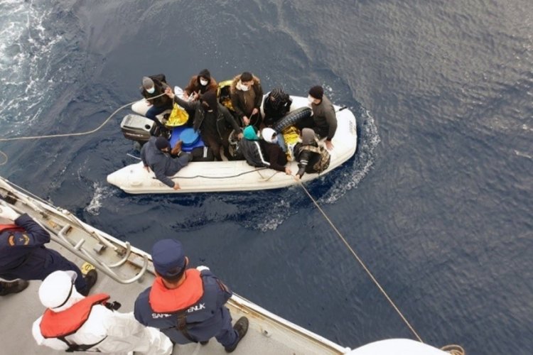Yunanlılar 11 g&ouml;&ccedil;meni lastik botla geri g&ouml;nderdi