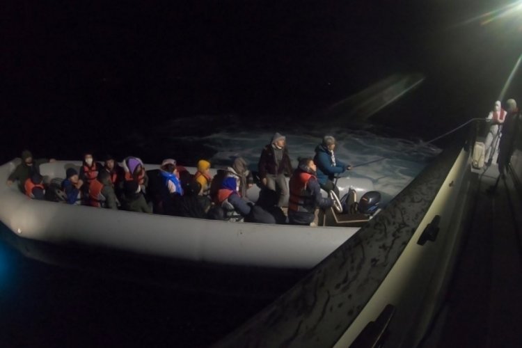 &Ccedil;anakkale a&ccedil;ıklarında 20 d&uuml;zensiz g&ouml;&ccedil;men kurtarıldı