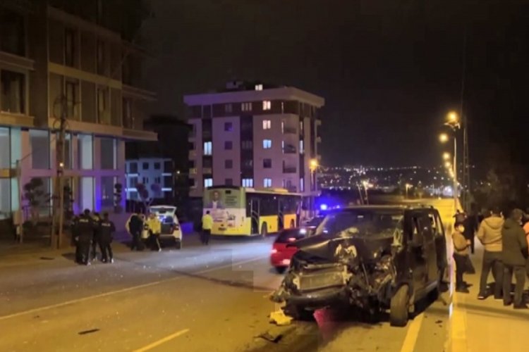 Belediye otob&uuml;s&uuml; ile otomobil &ccedil;arpıştı: 4 yaralı