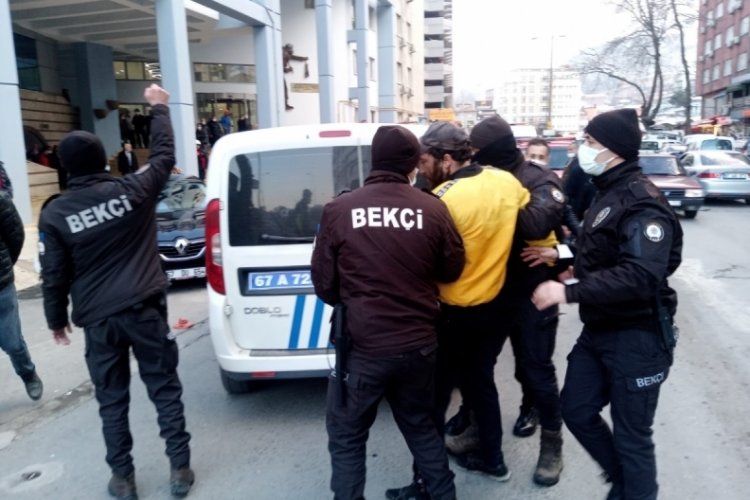 Belediye &ouml;n&uuml;nde &uuml;zerine benzin d&ouml;k&uuml;p kendini yakmaya kalktı
