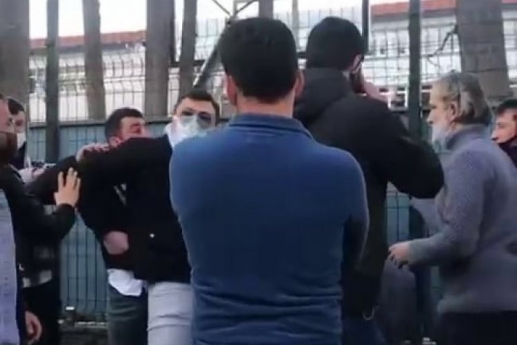 Lise &ouml;n&uuml;nde bir kadının fotoğraflarını &ccedil;ektiği iddia edilen şahsa g&ouml;zaltı