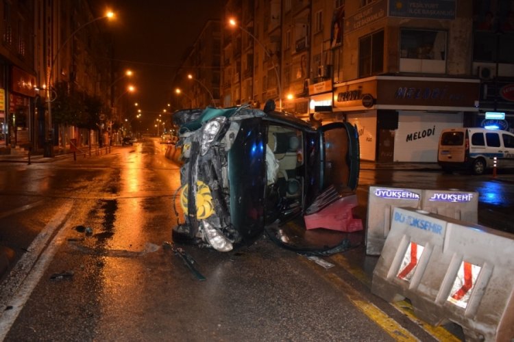 Yan yatan otomobilden burnu bile kanamadan &ccedil;ıktı