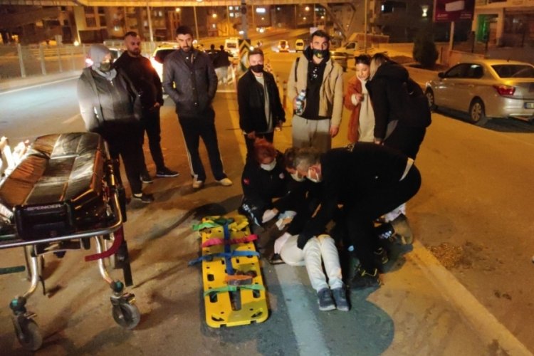 Otomobil motosiklete &ccedil;arpıp ka&ccedil;tı: 2 yaralı
